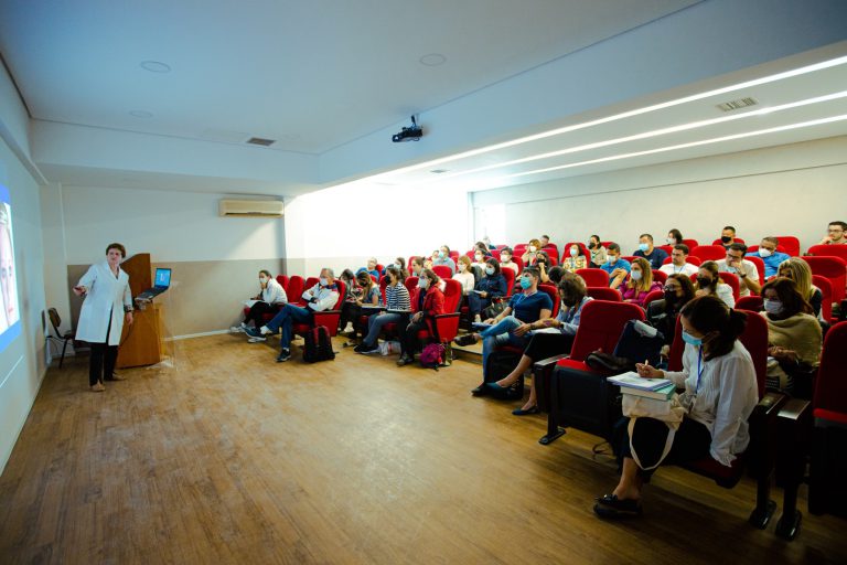 Aula do CEIMEC em auditorio com turma presencial